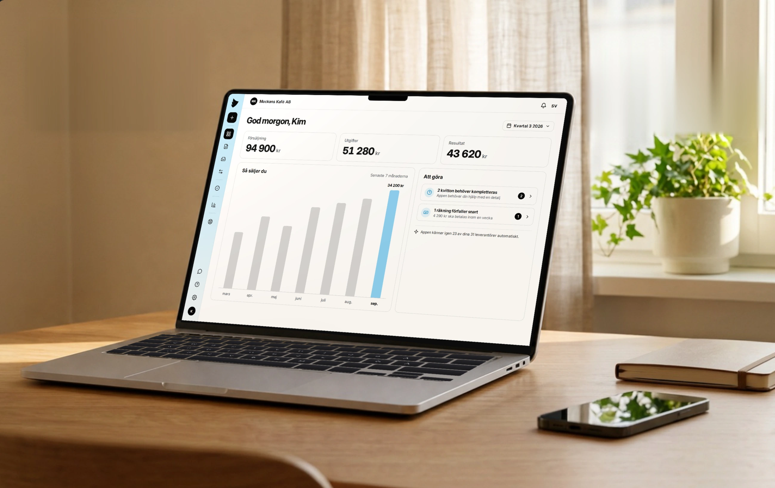 Illustration med påhittade siffror: Qvitters översikt på en laptop, med Gmail inkopplat och Skatteverket anslutet med BankID